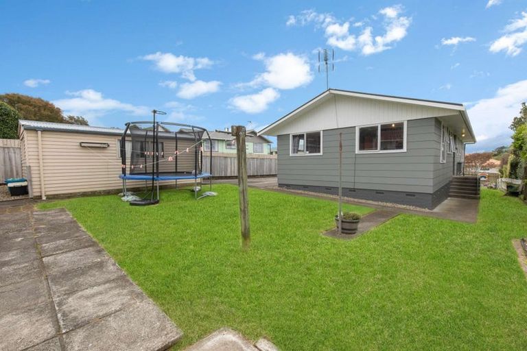 Photo of property in 85 Riversdale Drive, Merrilands, New Plymouth, 4312