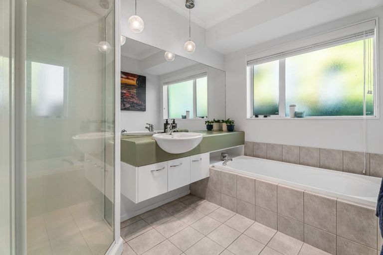 Photo of property in 31 Gillett Place, Botany Downs, Auckland, 2014