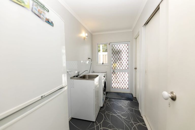 Photo of property in 1 Larsen Place, Merrilands, New Plymouth, 4312