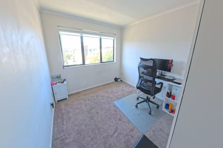 Photo of property in 11 Pihoihoi Place, Hobsonville, Auckland, 0616