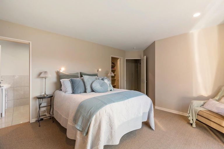 Photo of property in 17 Milward Place, Kelvin Heights, Queenstown, 9300