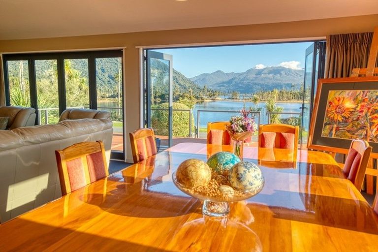 Photo of property in 165 Cashmere Bay Road, Moana, 7875