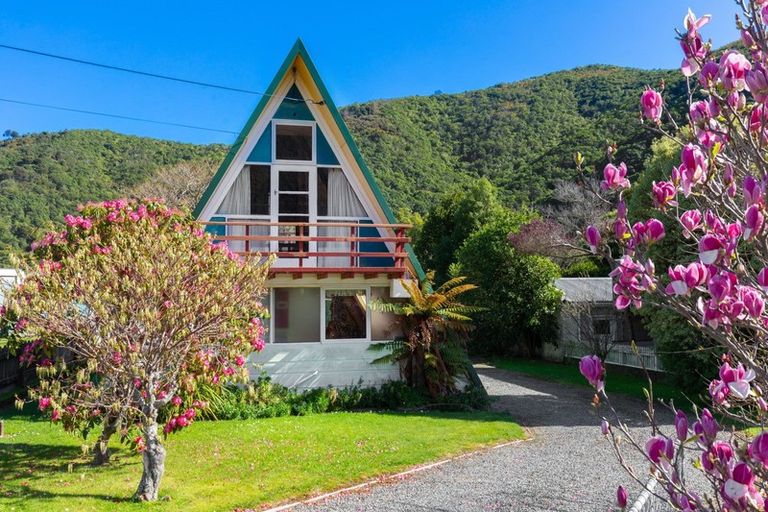Photo of property in 34 Beach Road, Waikawa, Picton, 7220