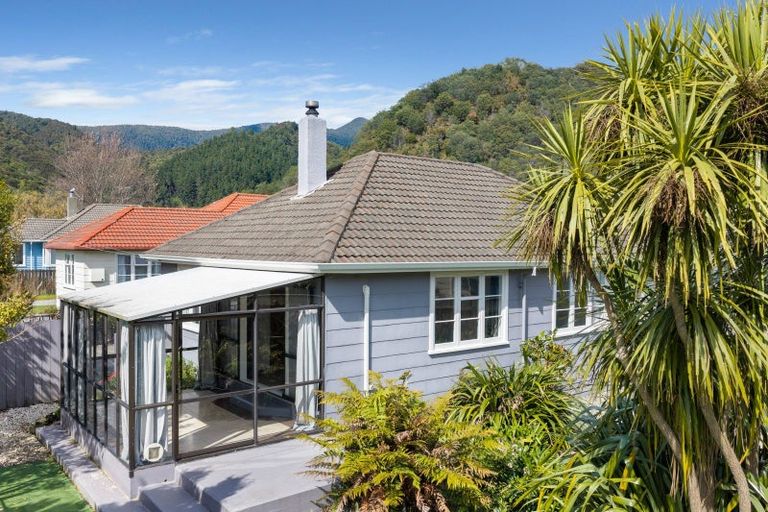 Photo of property in 27 Oxford Street, Picton, 7220