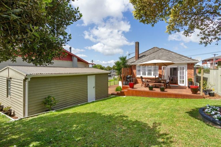 Photo of property in 43 Hutchinson Avenue, New Lynn, Auckland, 0600