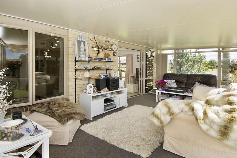 Photo of property in 1 Mcleod Place, Papamoa Beach, Papamoa, 3118