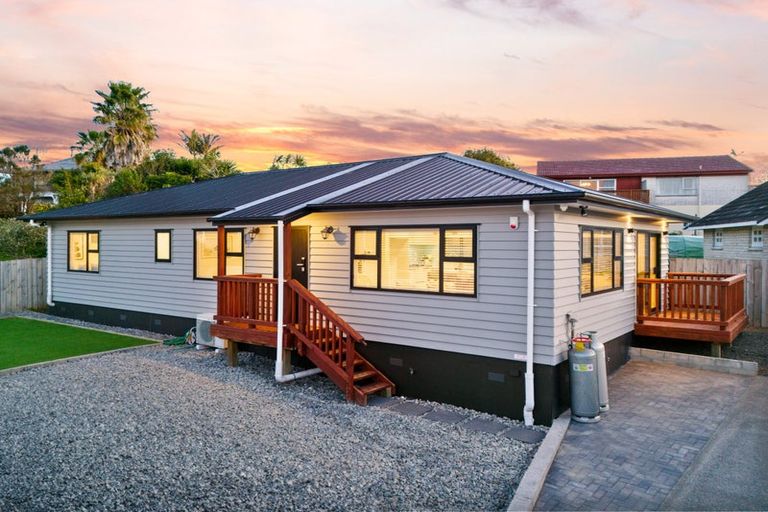 Photo of property in 18a Lydford Place, Glendene, Auckland, 0602