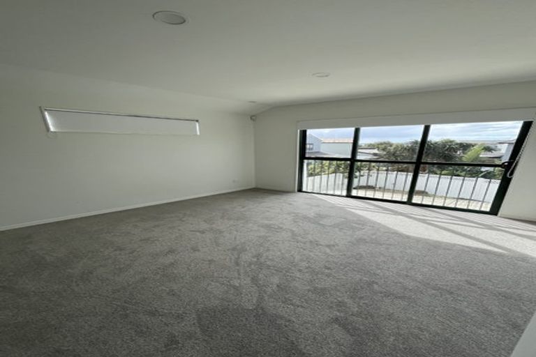 Photo of property in 4 Provence Esplanade, Te Atatu Peninsula, Auckland, 0610