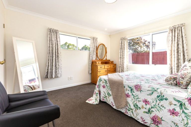 Photo of property in 6 Royal Oak Drive, Kelvin Grove, Palmerston North, 4414