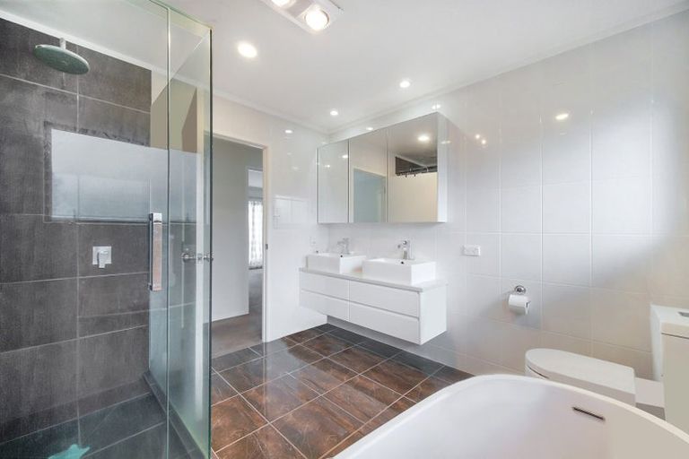 Photo of property in 2/163 Hobsonville Road, West Harbour, Auckland, 0618