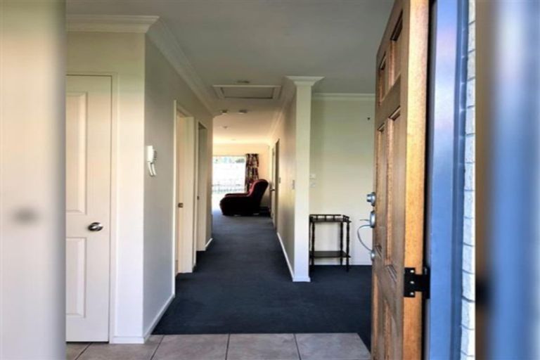 Photo of property in 16 Ewhurst Place, Goodwood Heights, Auckland, 2105