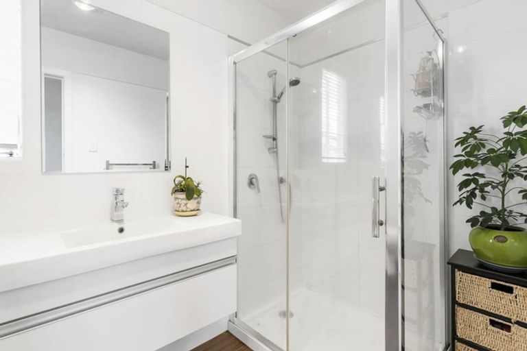 Photo of property in 92 Astley Avenue, New Lynn, Auckland, 0600