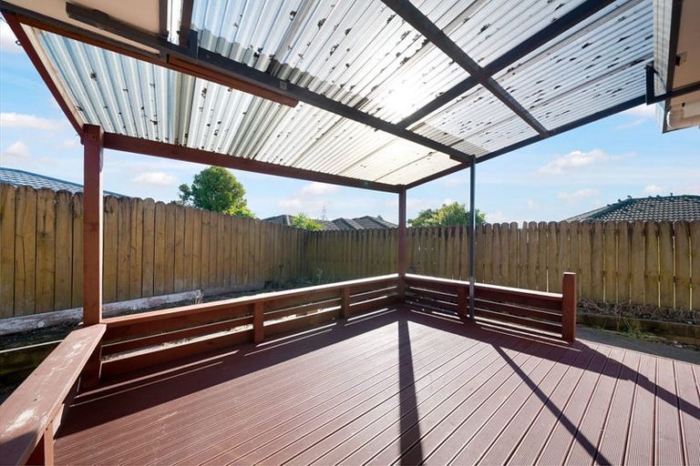 Photo of property in 18 Plumstead Rise, Glen Eden, Auckland, 0602