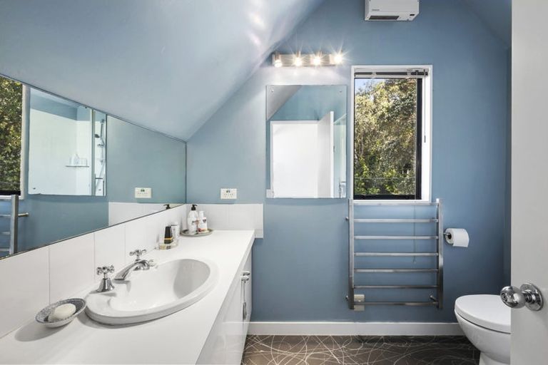 Photo of property in 18 Patanga Crescent, Thorndon, Wellington, 6011