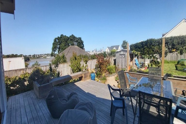 Photo of property in 9 Birkley Road, Bayswater, Auckland, 0622