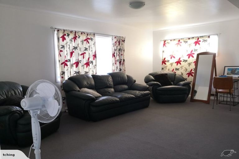 Photo of property in 2/527 Beach Road, Murrays Bay, Auckland, 0630