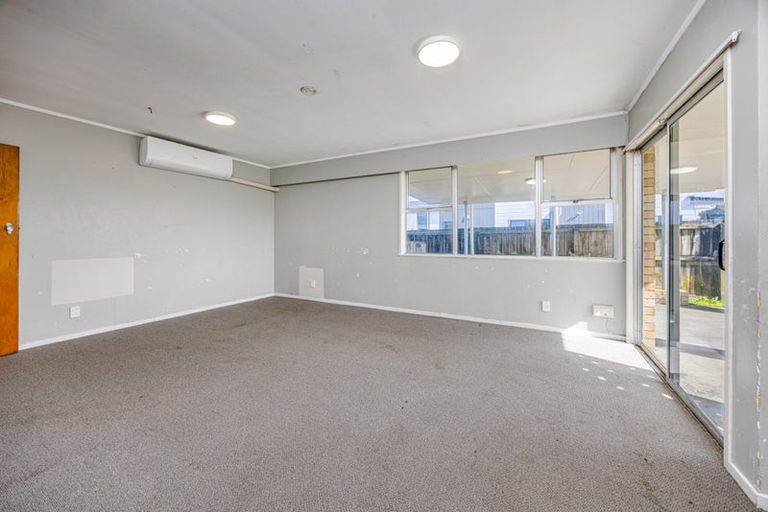 Photo of property in 11 Blanes Road, Weymouth, Auckland, 2103