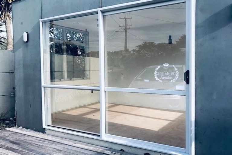 Photo of property in 21 Chilcott Road, Henderson, Auckland, 0612