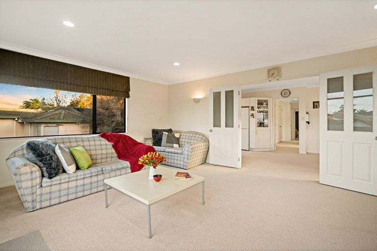 Photo of property in 22 Hogarth Rise, West Harbour, Auckland, 0618