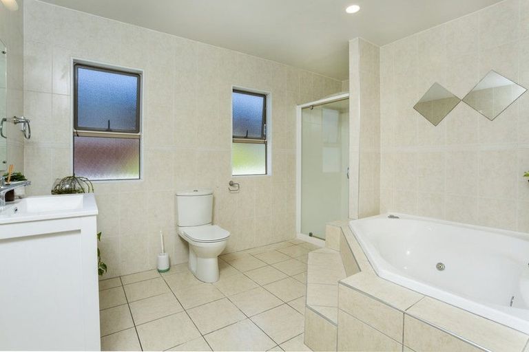 Photo of property in 78 Medallion Drive, Oteha, Auckland, 0632