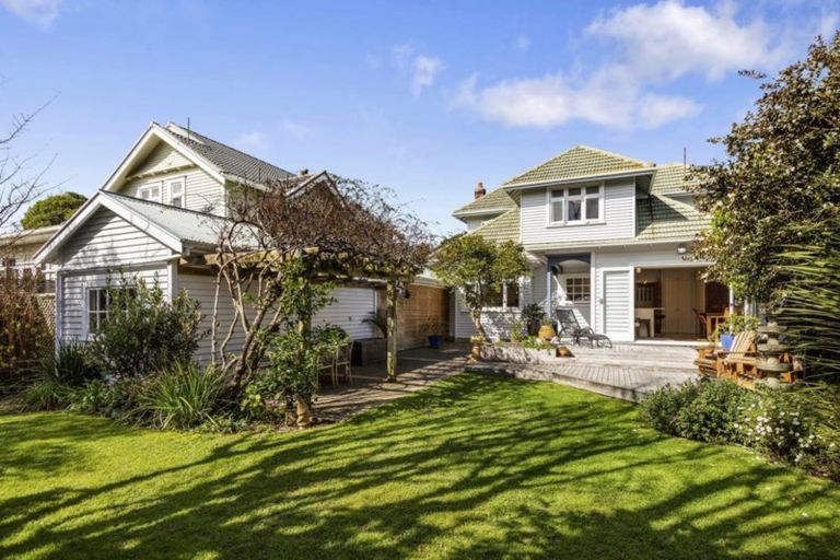 Photo of property in 17 Saint Albans Grove, Woburn, Lower Hutt, 5010