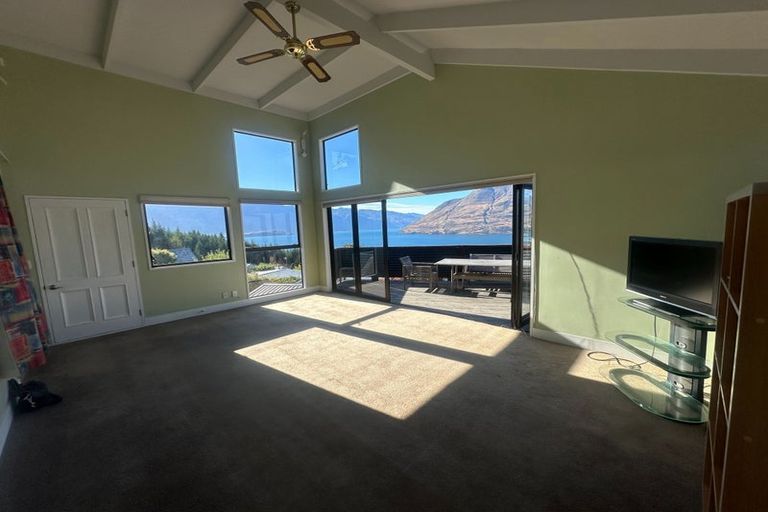 Photo of property in 92 Wynyard Crescent, Fernhill, Queenstown, 9300