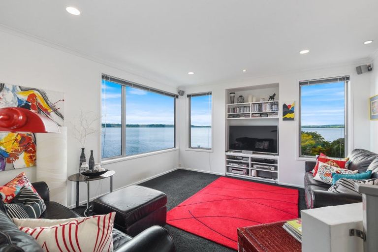 Photo of property in 24 Tupara Crescent, Kawaha Point, Rotorua, 3010