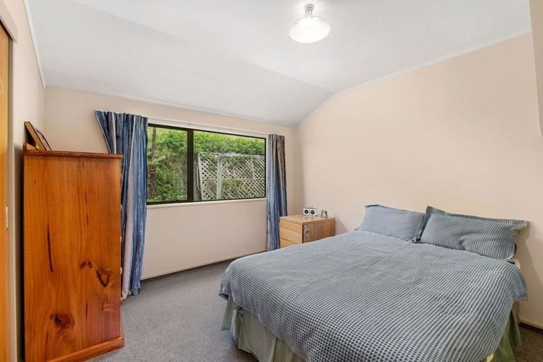 Photo of property in 18 Ordley Grove, Tawa, Wellington, 5028