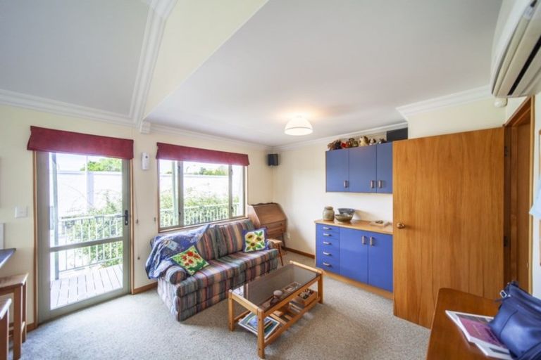 Photo of property in 71 Napier Terrace, Hospital Hill, Napier, 4110