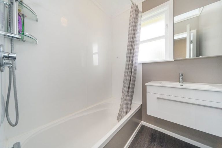 Photo of property in 16 Battersea Place, Roslyn, Palmerston North, 4414