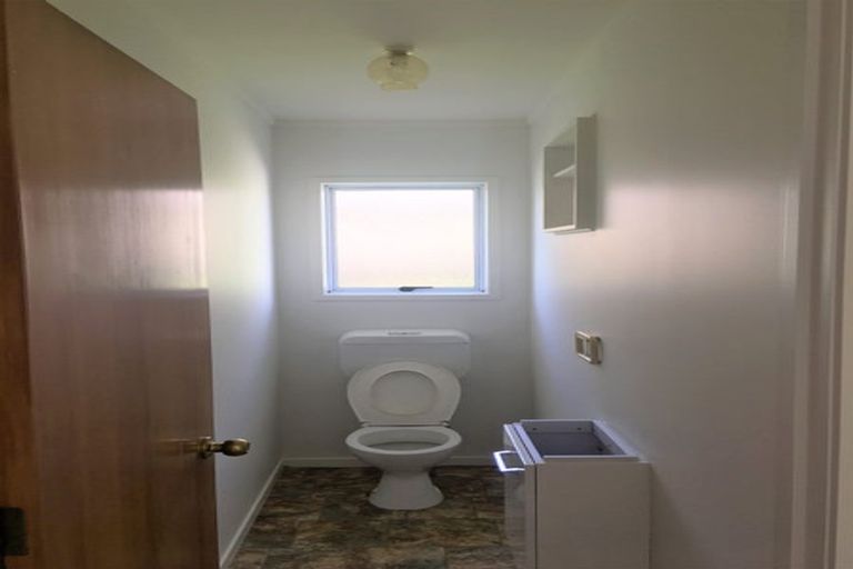 Photo of property in 303 Glenfield Road, Glenfield, Auckland, 0629