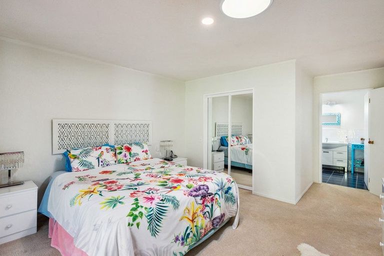 Photo of property in 35 Greenaway Road, Waikanae, 5036