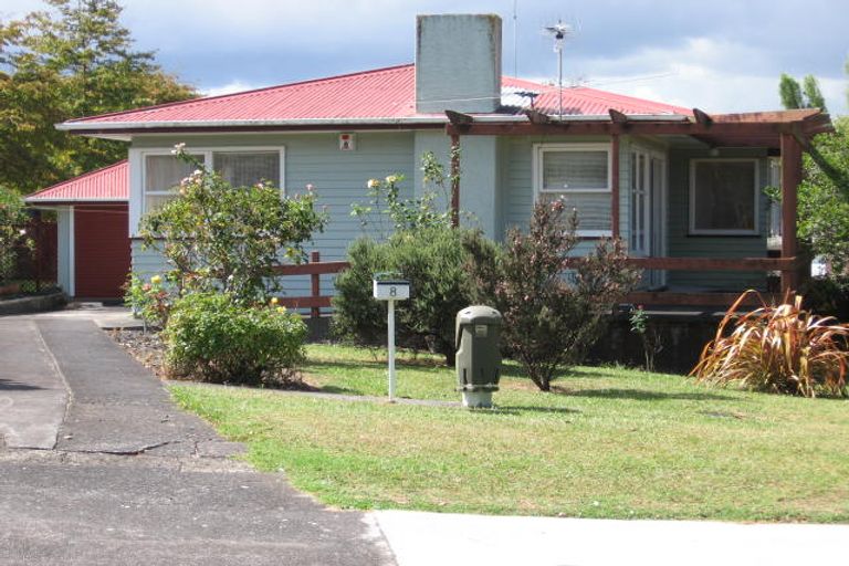Photo of property in 8 La Rosa Street, Green Bay, Auckland, 0604