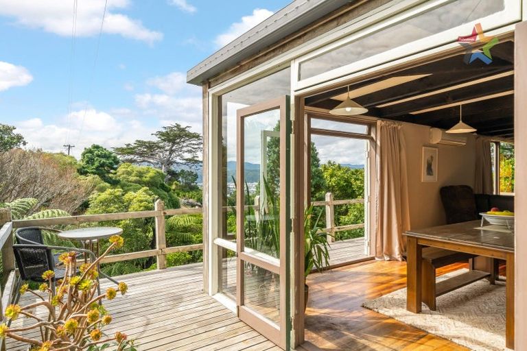 Photo of property in 22 Maungaraki Road, Korokoro, Lower Hutt, 5012