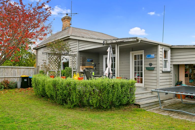 Photo of property in 233 Shakespeare Street, Leamington, Cambridge, 3432