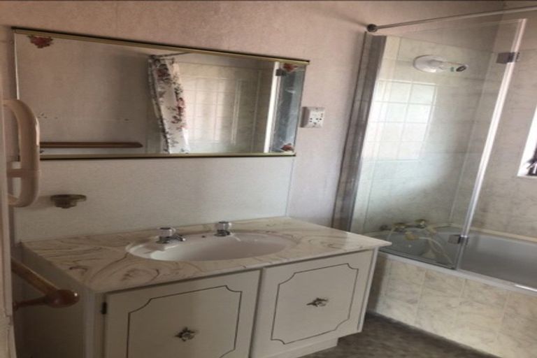 Photo of property in 2/64 Challen Close, Conifer Grove, Takanini, 2112