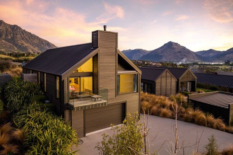 Photo of property in 8 Falconer Rise, Jacks Point, Queenstown, 9371