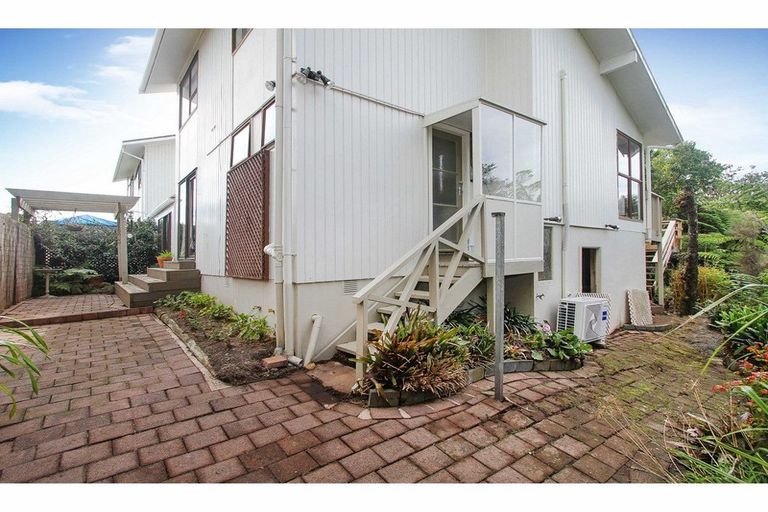 Photo of property in 2/39 Brunton Place, Glenfield, Auckland, 0629