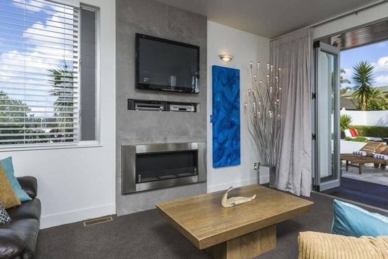 Photo of property in 15 Courtneys, West Harbour, Auckland, 0618