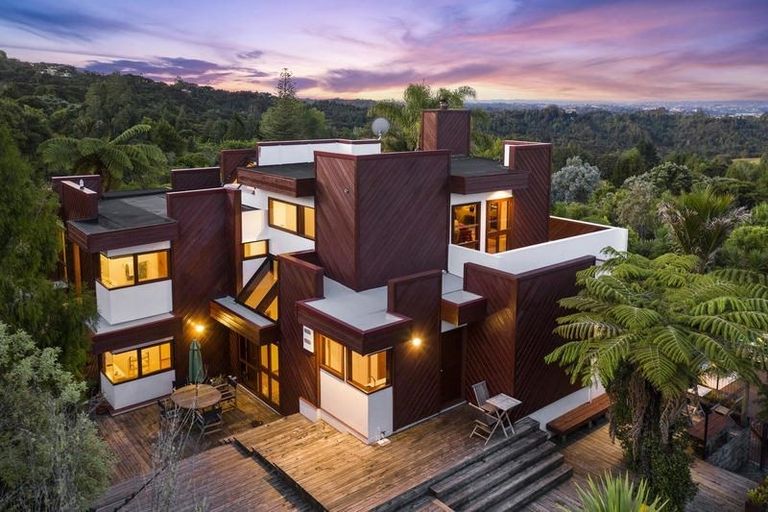 Photo of property in 12 Atarua Gardens, Waiatarua, Auckland, 0604