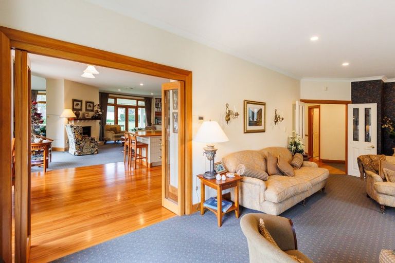 Photo of property in 5 Waicola Drive, Fitzherbert, Palmerston North, 4471