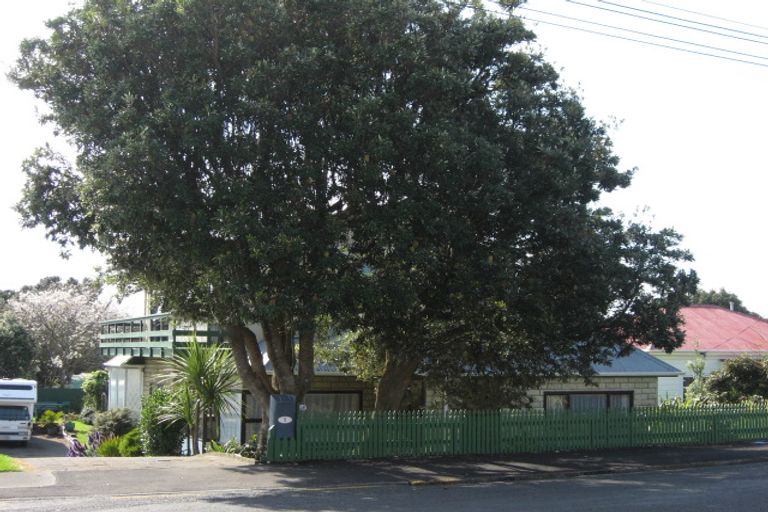 Photo of property in 5 Belt Road, Moturoa, New Plymouth, 4310