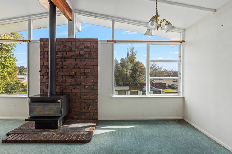 Photo of property in 2 Coburg Street, Henderson, Auckland, 0612