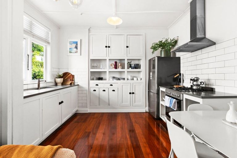 Photo of property in 44 Faraday Street, Hospital Hill, Napier, 4110