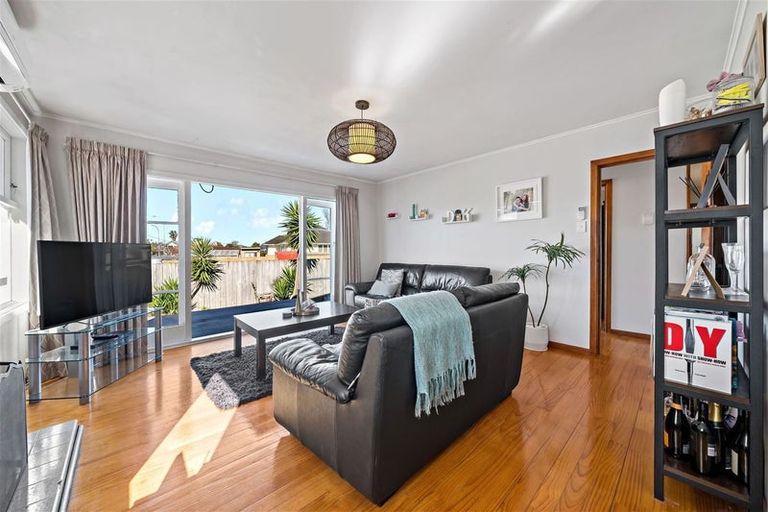 Photo of property in 7 Beach Road, Te Atatu Peninsula, Auckland, 0610