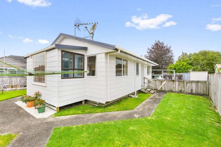 Photo of property in 54a Yeovil Road, Te Atatu Peninsula, Auckland, 0610
