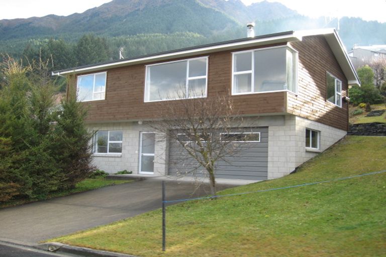 Photo of property in 82 Wynyard Crescent, Fernhill, Queenstown, 9300