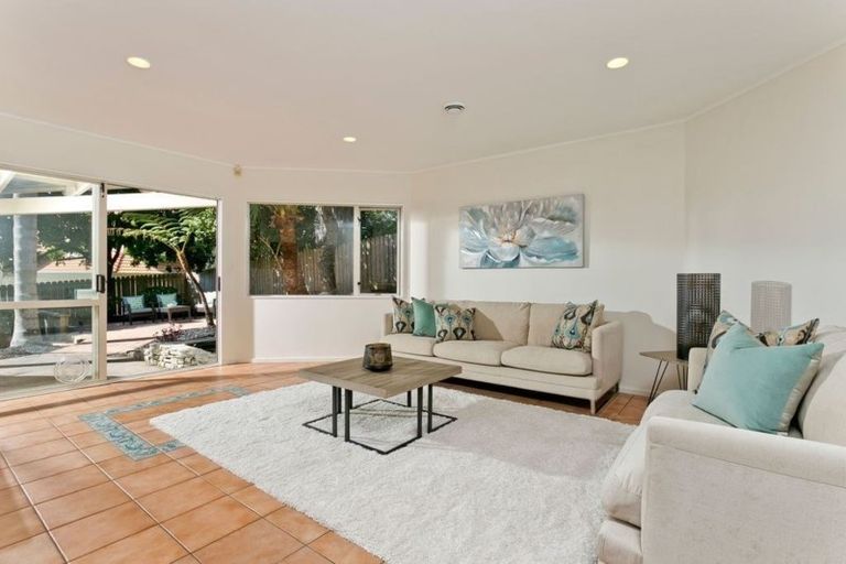 Photo of property in 17 Goldfinch Rise, Unsworth Heights, Auckland, 0632