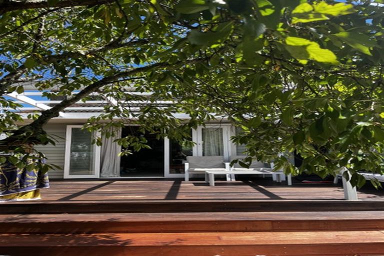 Photo of property in 52 Flanshaw Road, Te Atatu South, Auckland, 0610