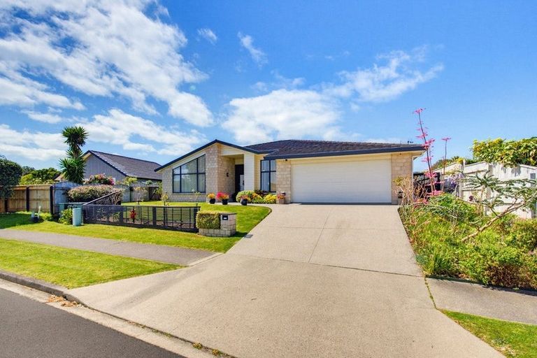Photo of property in 143 Milne Drive, Paraparaumu, 5032